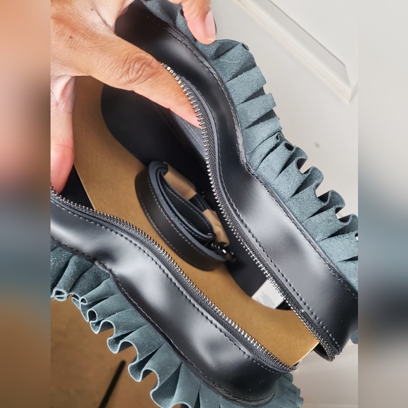 Rare Dr. Martens Heart Shaped Ruffle Leather bag - Picture 10 of 11